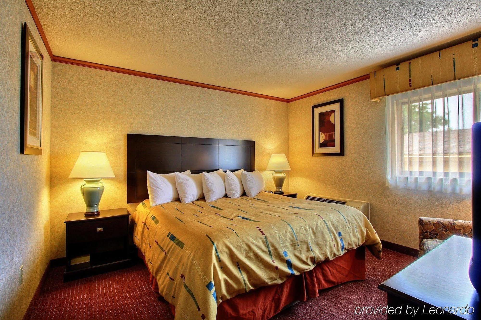 Days Inn & Suites By Wyndham Madison Heights Mi Room photo